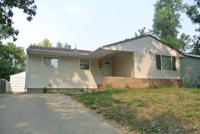 Building Photo - 3 Bedroom House!