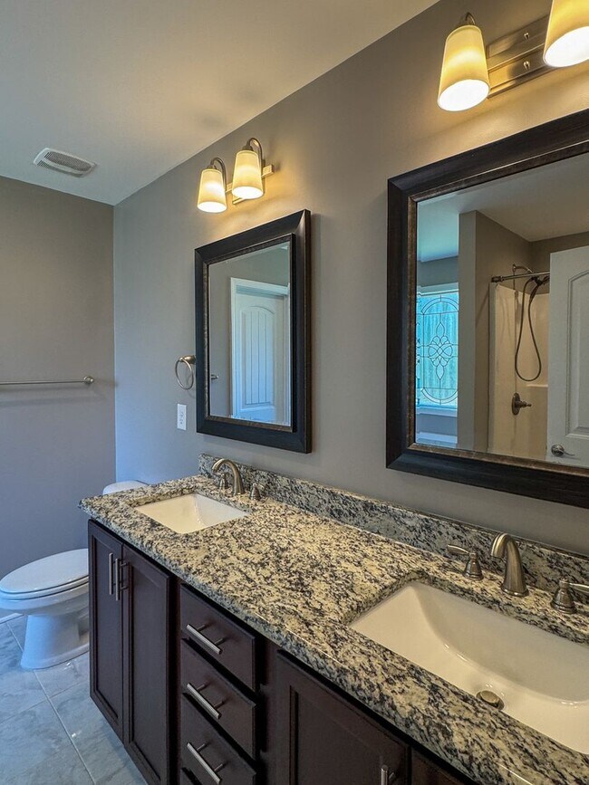 Building Photo - Beautiful 4 Bed 2.5 Bath Home in North Fayetteville