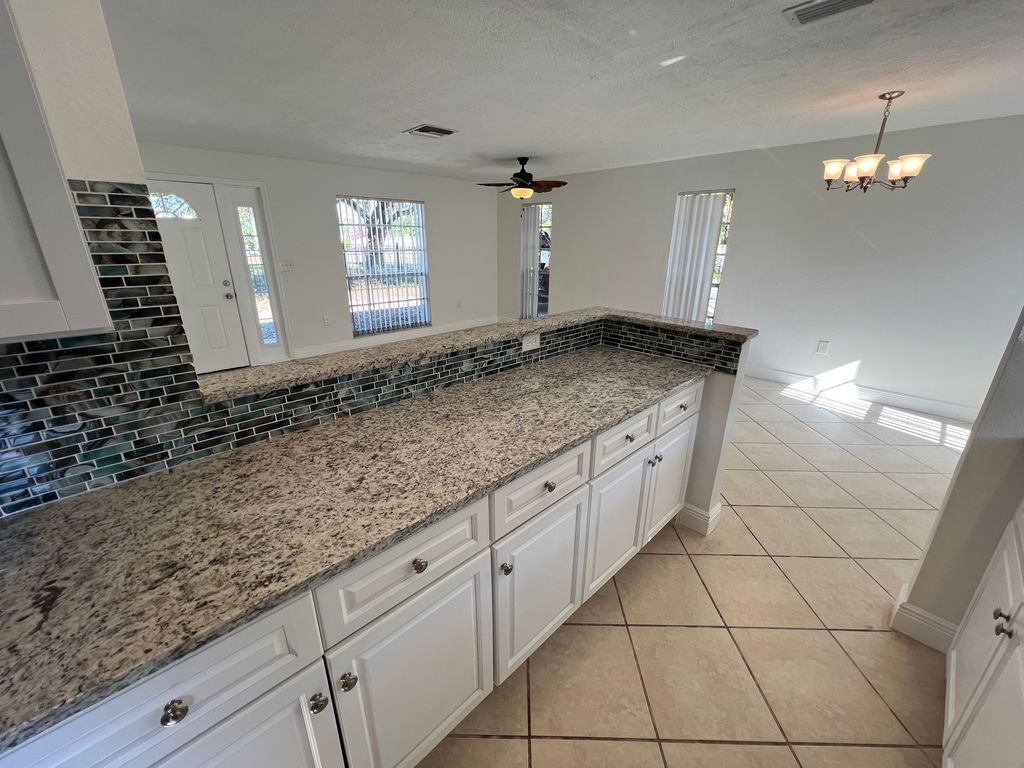 Building Photo - 710 Bayou Ave