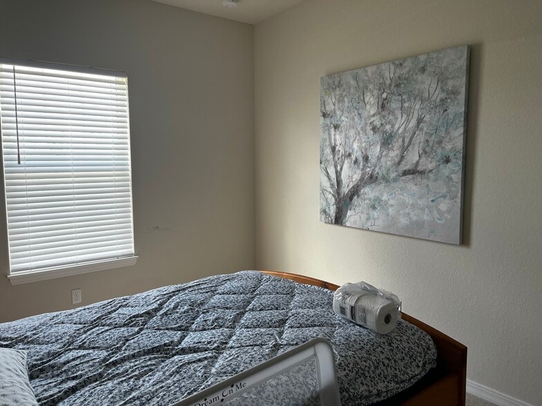 Room 3 - 1418 Evergreen Ter