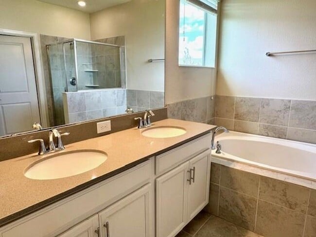 Building Photo - For Rent 3/2.5 townhome 2 Car Garage in Storey Lake,
