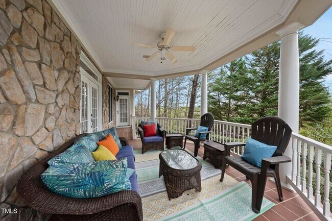 Building Photo - Spacious & Serene 5+ Bedroom Home in Sough...