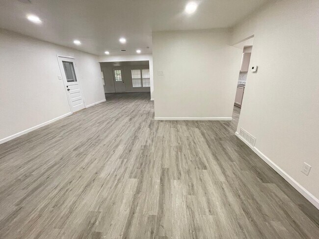 Building Photo - 2514 Garden Dr