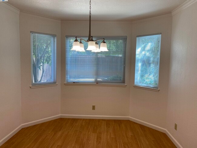 Building Photo - 6084 Vía de los Cerros