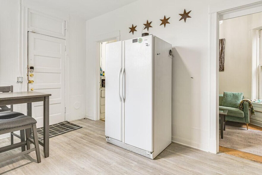 Building Photo - 3254 W Wabansia Ave