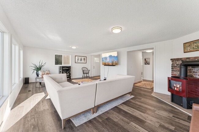 Building Photo - Waterfront Living!