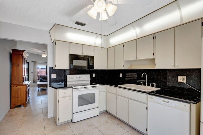 Building Photo - 8182 SE Villa Way