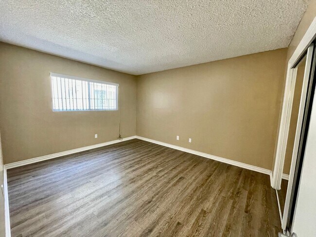 Building Photo - Remodeled 2 Bedroom 1 Bath