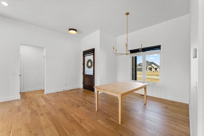 Building Photo - Gorgeous Rental in Wild House East Springfield