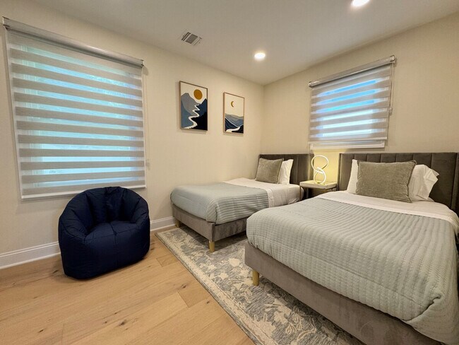 Building Photo - 240 Norgrove Ave