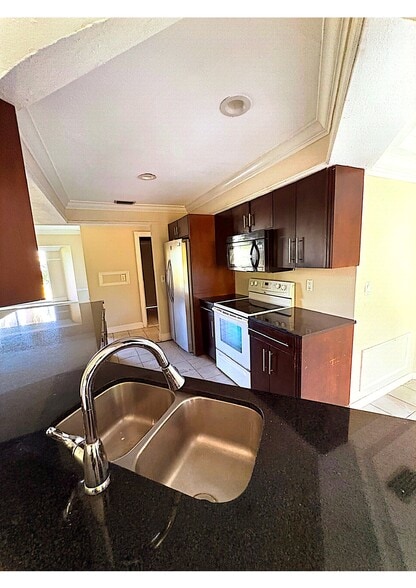 Building Photo - 1505 SE 36th St