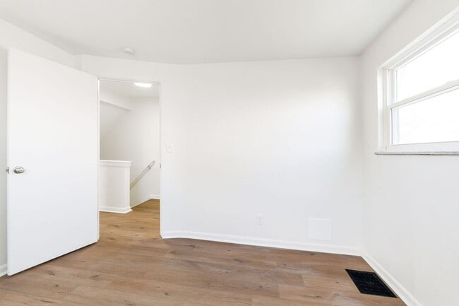 Building Photo - 4040-4042-4042 Halsey Pl