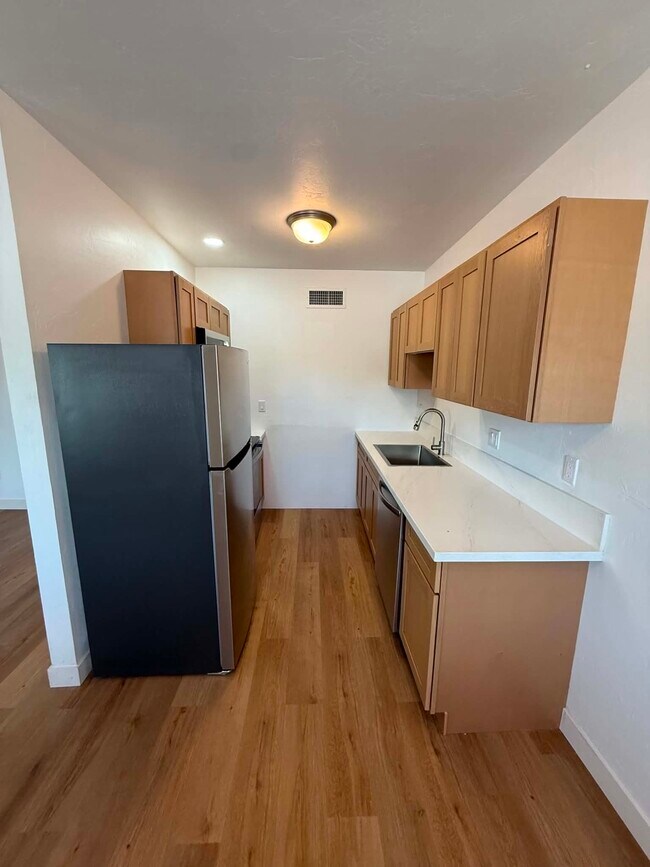 Building Photo - 1518 E Hedrick Dr