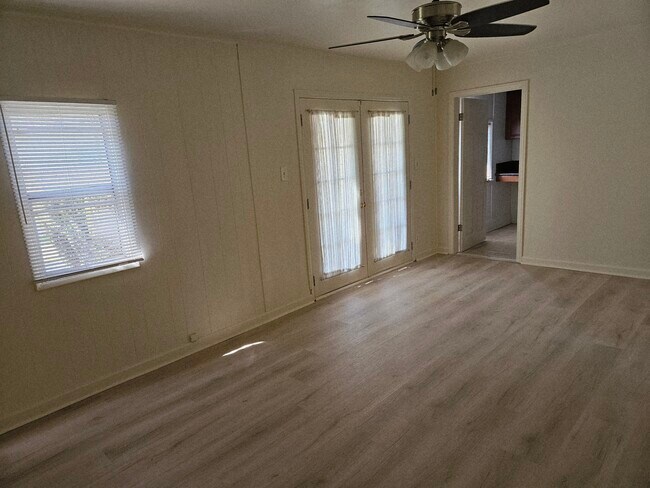 East Wing Entry Room - 3851 Oakdale St