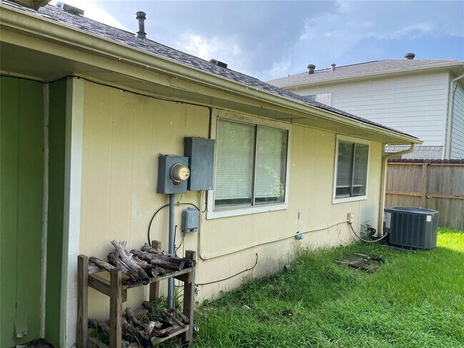 Building Photo - 1011 E Brompton Dr