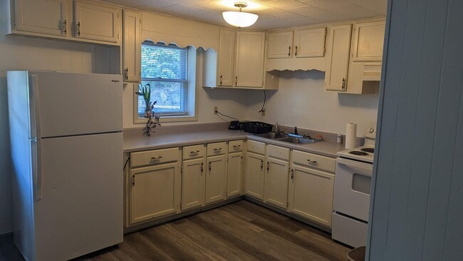 Building Photo - Charming 1 Bedroom Apartment located in beautiful Sylva NC $950 a month-available July 1st