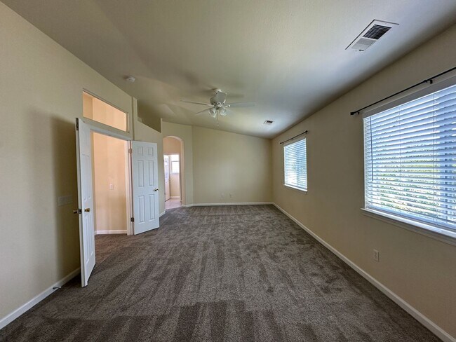 Building Photo - Beautiful 3 bedroom, 2.5 bath two story home