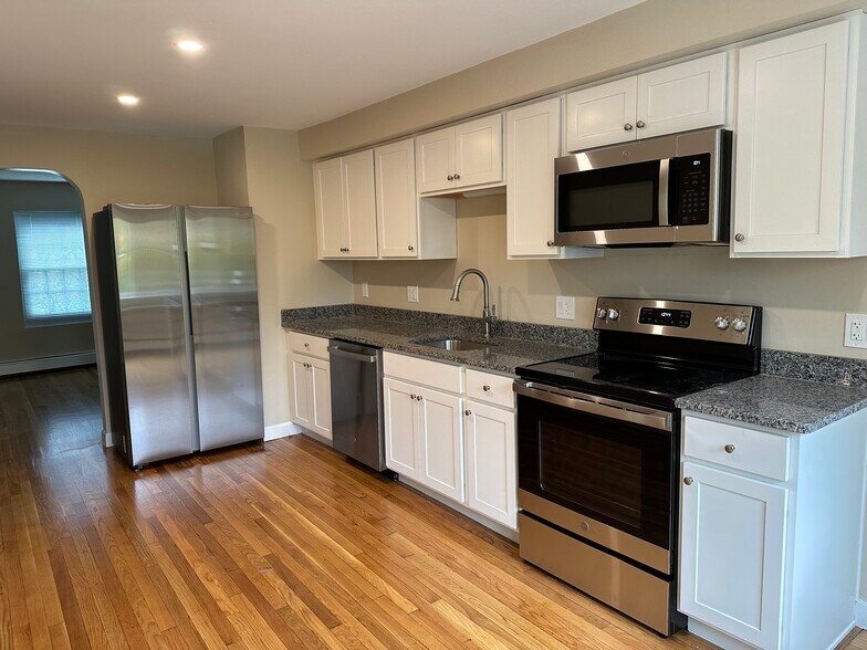 unit 1 kitchen pic1 - 75 Wales St