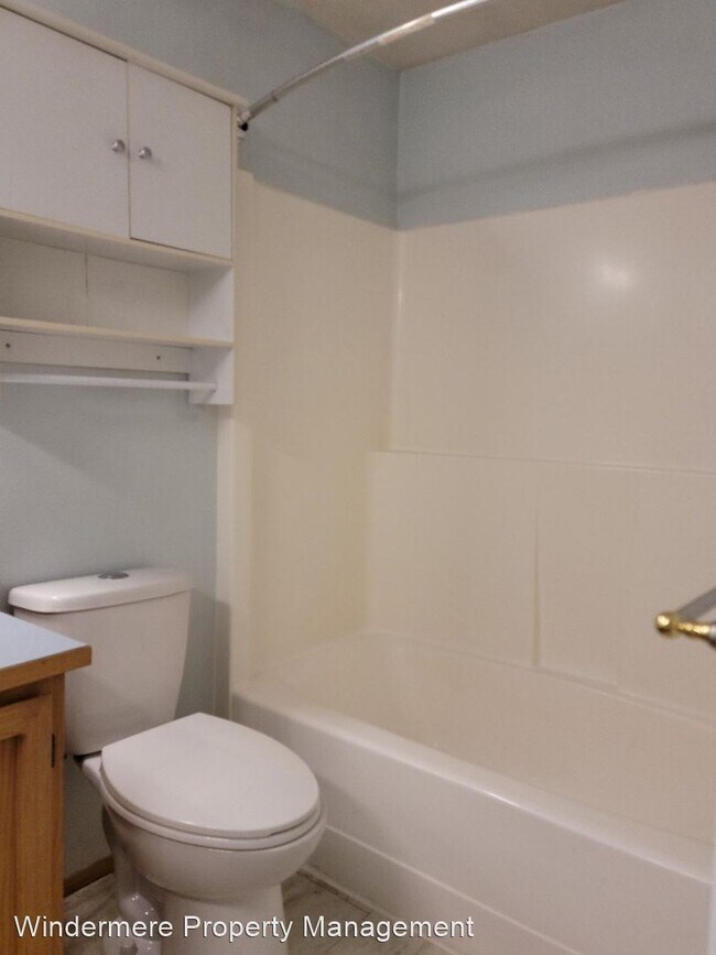 Building Photo - 3 br, 2.5 bath House - 943 NE Winston Drive