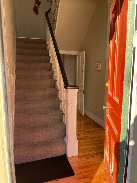 Building Photo - 2322 Stratford Ave