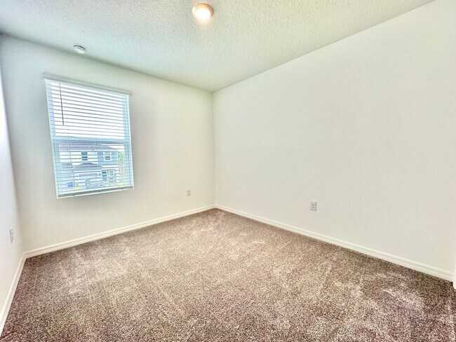 Building Photo - Stylish 3Bedrooms 2.5Bath townhome-living ...