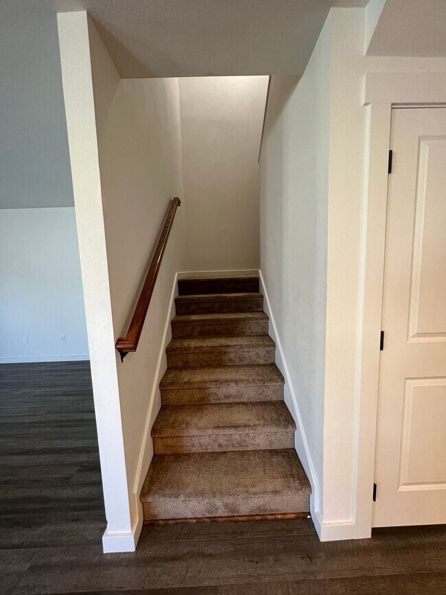 Building Photo - 4.5 Bathrooms ! 4 large bedrooms! Close to CWU