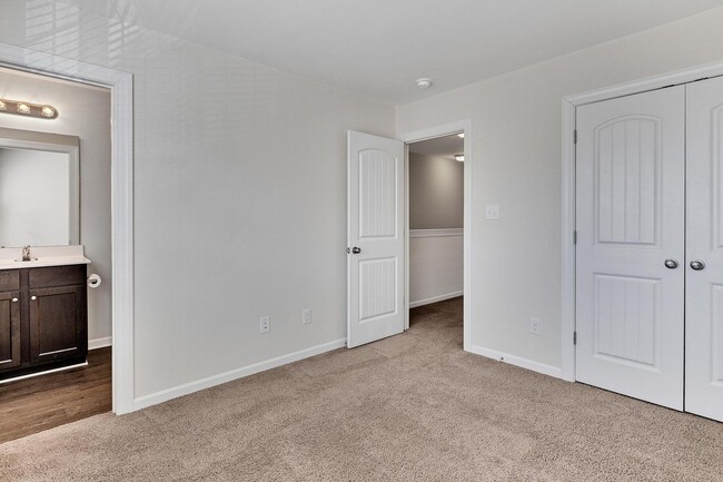 Building Photo - Holly Ridge End Unit Town Home Available!