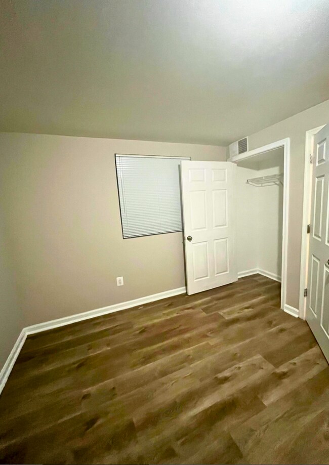 Building Photo - Spacious 1-Bedroom Apartment in Southeast ...
