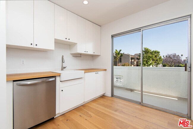 Building Photo - 5935 Chula Vista Way