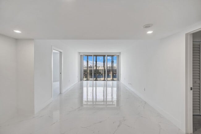Building Photo - 3625 N Country Club Dr