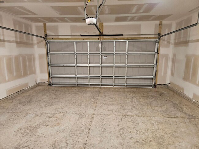 Building Photo - Brand new 3 bedroom, 2.5 bath Hampstead ho...