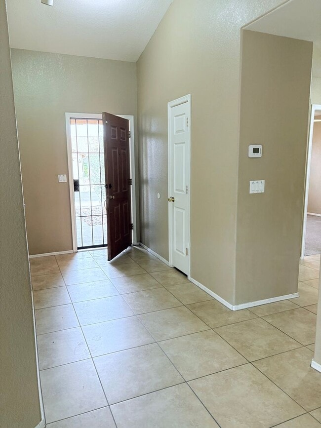 Building Photo - 3 bed/2 bath w/ large backyard in Rita Ran...