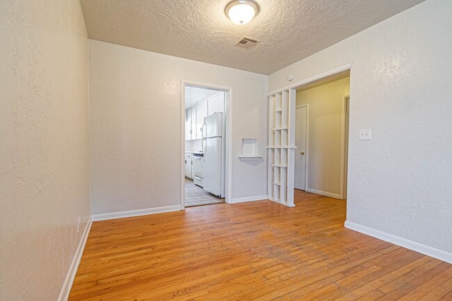 Building Photo - Three Bedroom Home in tree filled neighborhood!