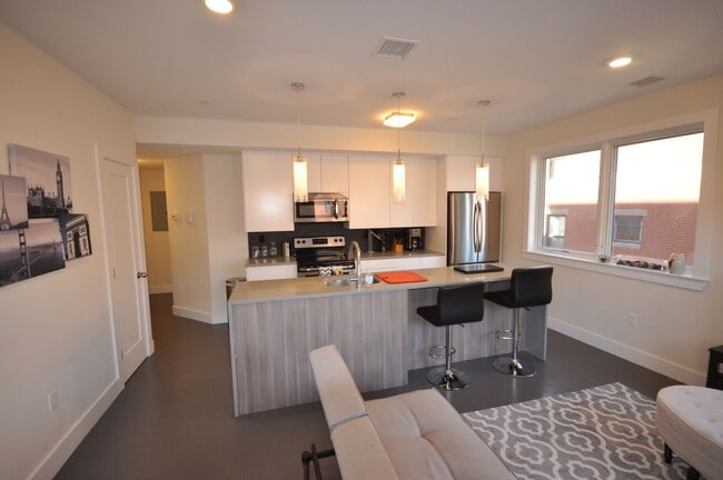 Building Photo - Amazing 3 bed 1.5 bath in the South End!!!