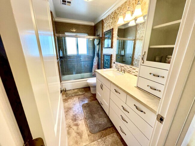 Building Photo - Charming 2 bed 1 bathroom unit in Pacific ...