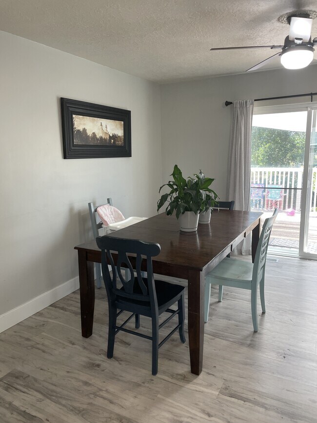 Building Photo - 1011 W 600 S