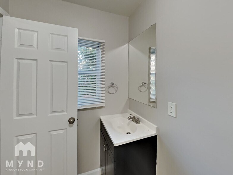 Building Photo - 829 Bonneville Terrace NW