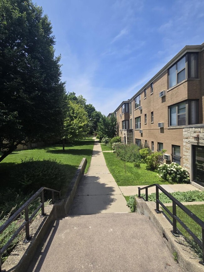 Building Photo - 7328 N Ridge Ave