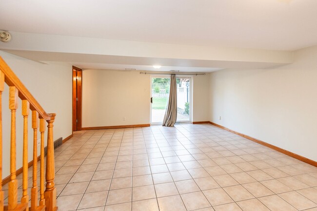 Building Photo - Spacious 4-Bed, 2.5-Bath Split-Level Home