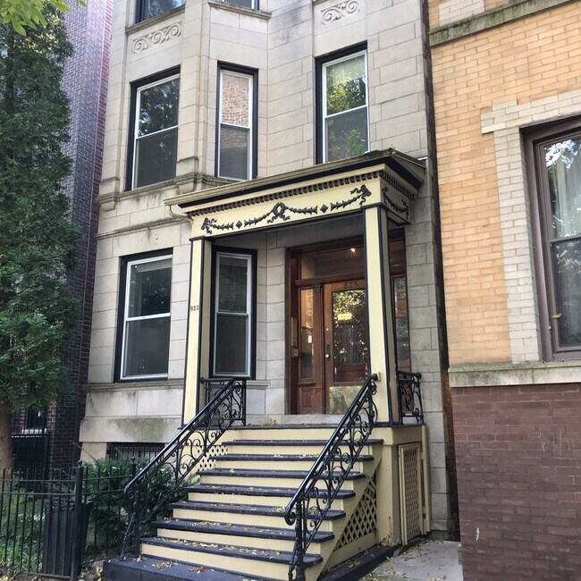 Building Photo - 823 W Roscoe St