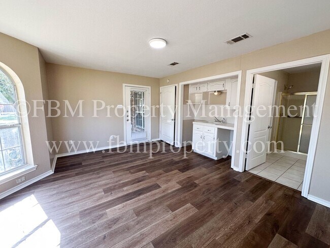 Building Photo - 803 Lakeway Dr