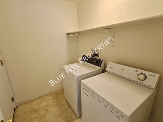 Building Photo - 7862 W Sacramento Hill Dr