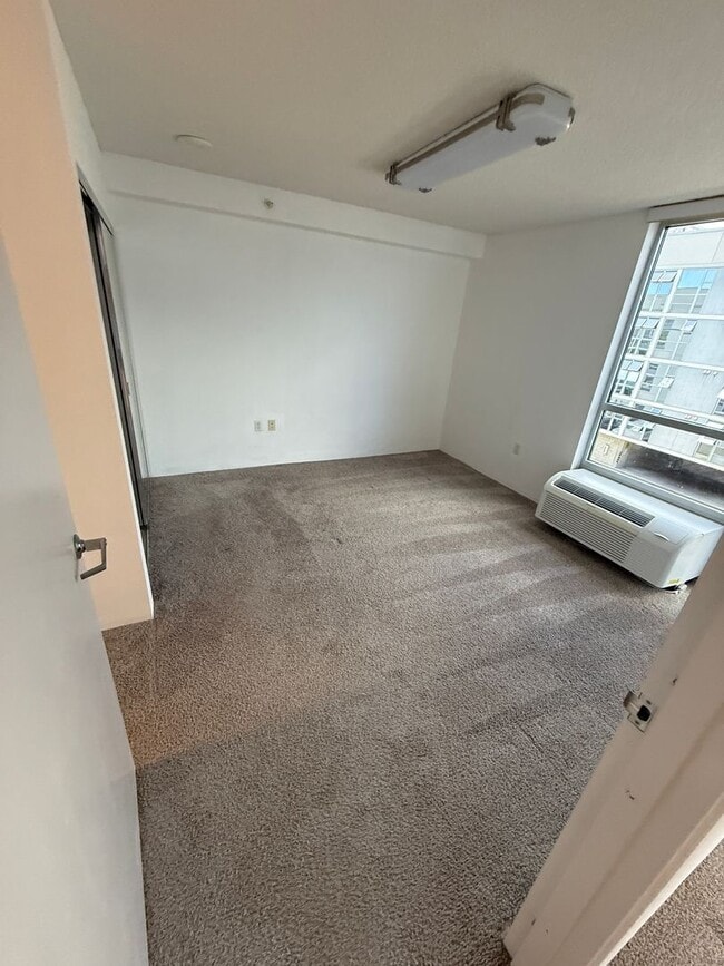 Building Photo - Modern 2 Bed / 2 Bath Condo with Top Ameni...
