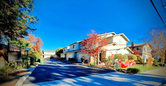 Building Photo - Beautiful Townhouse w/Laundry, Yard, Accepting Cats!