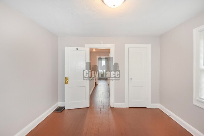 Building Photo - 925 N Gladstone Ave