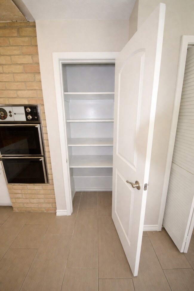 Building Photo - 15923 Boulder Oaks Dr