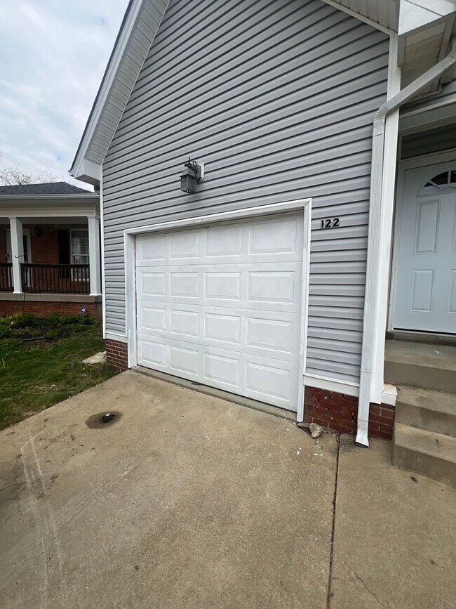 Building Photo - 3 BEDROOM-, 2 BATH MUST SEE!