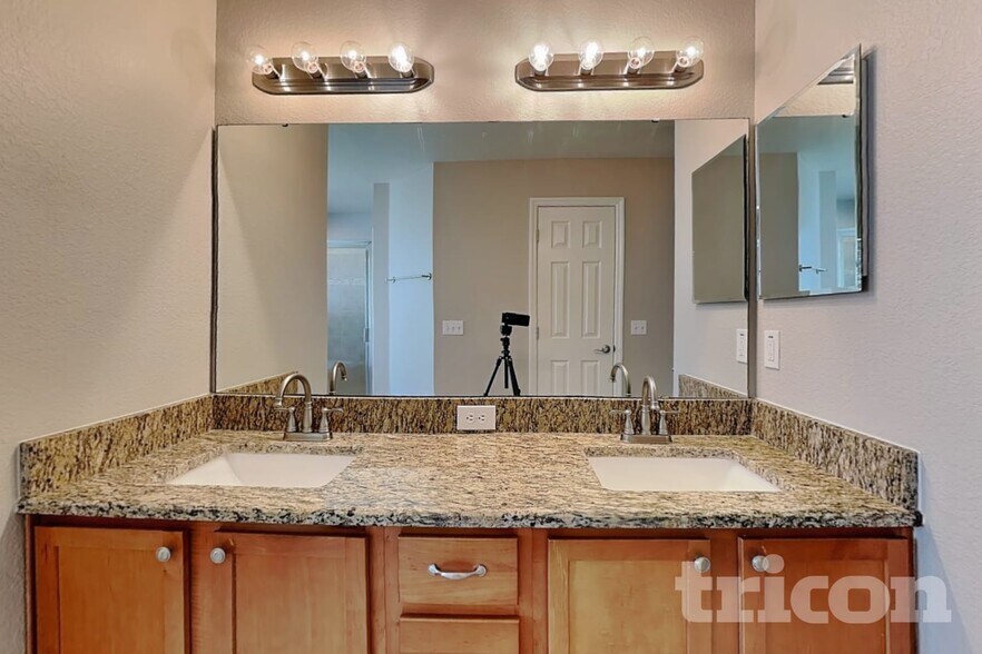 Building Photo - 10752 Carloway Hills Dr