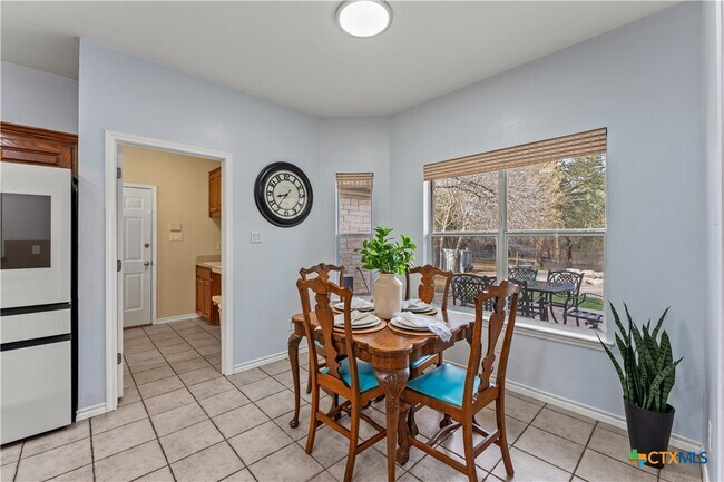 Building Photo - 1060 Great Oaks Dr