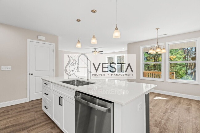 Building Photo - 44 Rosemary Rd